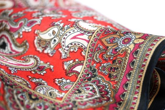 Le motif cachemire par exemple : Et bien c'est un motif qu'on trouve originellement dans la culture persane et indienne, ça s'appelle le boteh et c'est pluriséculaire. On le voit sur toutes sortes d'étoffes, notamment de la soie.