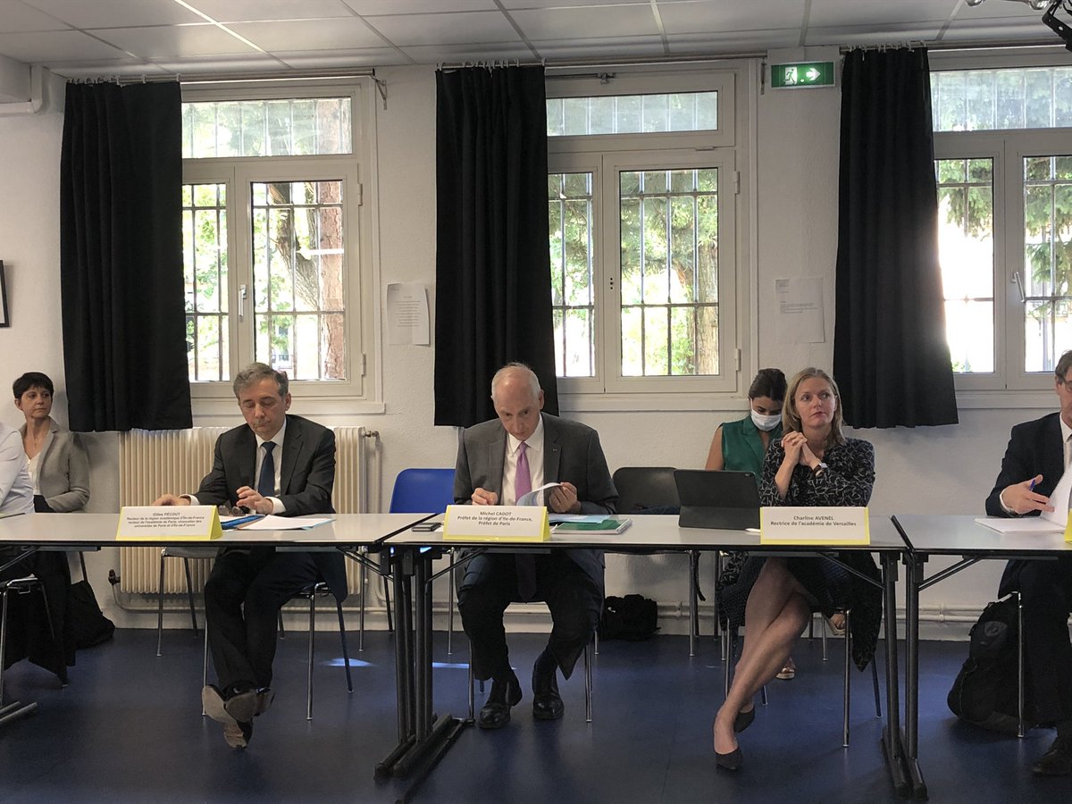 Prefet75_IDF's tweet photo. @Prefet75_IDF et @GillesPecout animent le  comité de pilotage des #citéseducatives d’IDF. L’objectif de ce dispositif? ➡️Allier tous les acteurs de la chaîne éducative dans les quartiers prioritaires autour de la réussite des jeunes pendant, autour et après le temps  scolaire. https://t.co/g7XDQlTXuW