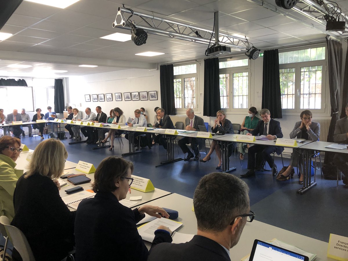 <a href="/Prefet75_IDF/">Préfecture de la région d’Île-de-France</a> et <a href="/GillesPecout/">Gilles Pécout</a> animent le  comité de pilotage des #citéseducatives d’IDF. L’objectif de ce dispositif? ➡️Allier tous les acteurs de la chaîne éducative dans les quartiers prioritaires autour de la réussite des jeunes pendant, autour et après le temps  scolaire.