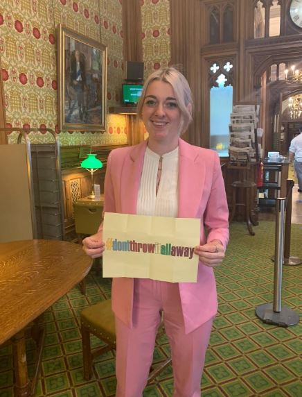 approachtoo's tweet photo. RSPCA gets 7,000 calls a year about badger cubs with plastic can holders embedded in their necks to hedgehogs with heads wedged in empty tins.
Message from Henry &amp; the Ambassadors, stop throwing your rubbish out of cars 
Thank you @DehennaDavison for your support https://t.co/6rXgsyLDeG