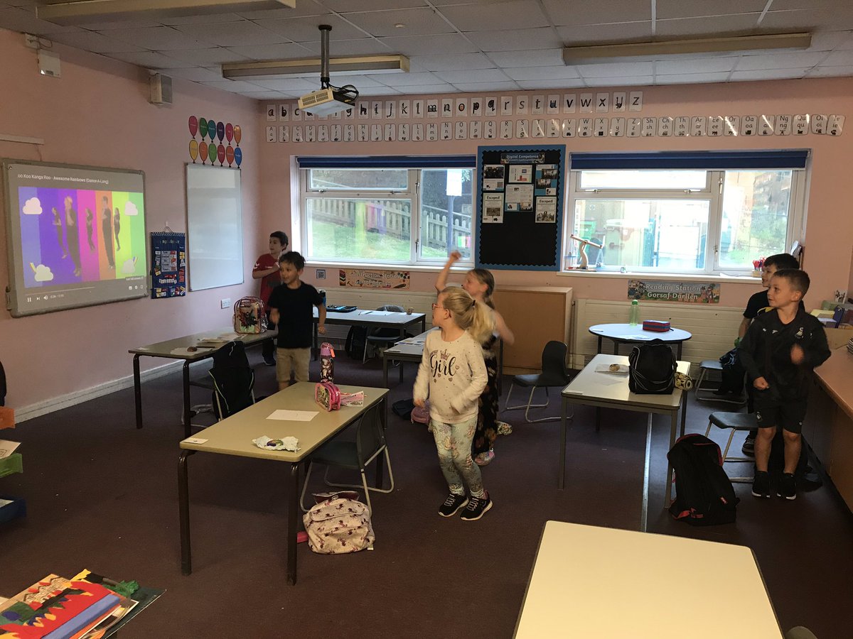 Hendrefoilan's tweet photo. We have some super dancers in Year 2 - ‘Awesome rainbows dance-a-long’ 🌈 💃 #hdfp2 https://t.co/NtYKsZAjMG