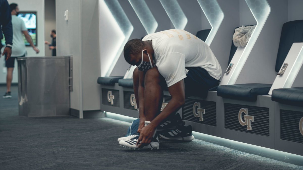 GTFootball's tweet photo. 𝗧𝗵𝗿𝗲𝗲 𝗦𝘁𝗿𝗶𝗽𝗲 𝗟𝗶𝗳𝗲 😎🔥🗣
@GeorgiaTechFB @CoachCollins 
@adidas #4the404 https://t.co/o2o2gzEGFb