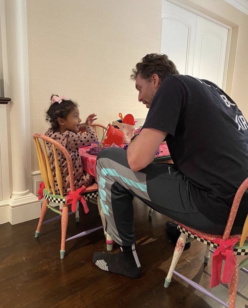 SwishCheck's tweet image. Pau Gasol spending time with Kobe’s daughters is a beautiful thing