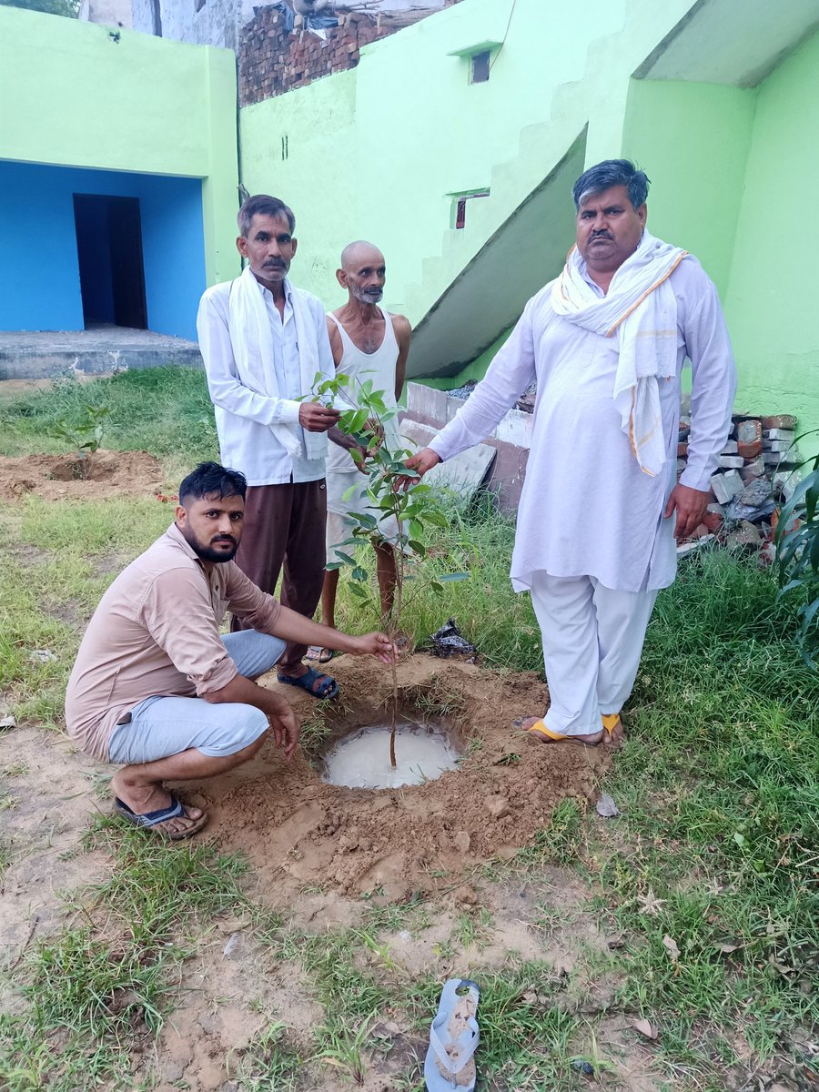 YogeshK51289167's tweet photo. #cscharyanaday #CSCGURUGRAM
Sarpanch Gram Bapas and CSC VLE Yogesh Kumar and any Gramino dawara gaon ke Shiv Mandir me CSC day par  11 PED lagaye gaye. https://t.co/0paIcDzXG3