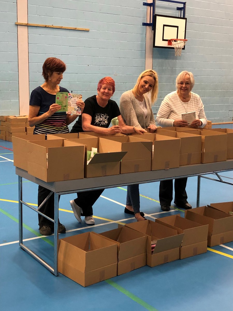 BlackburnCarers's tweet image. Look at our workforce helping to put the creative packs together for the carers. Thank you to our volunteers for all your help and Triangle Trust for the funding @TriangleTrust 

triangletrust.org.uk

#creativeboxes #volunteers #funding #crafts #carers