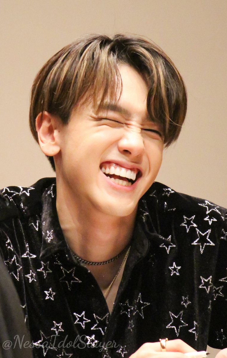 NessaIdolSlayer's tweet photo. 191201 fansign
Rubin has 2 moods
#1TEAM #루빈 #이루빈 #ルビン #RUBIN #원팀 #IRUBIN #MakeThis
@1team_twt https://t.co/f8aGaWeqBS