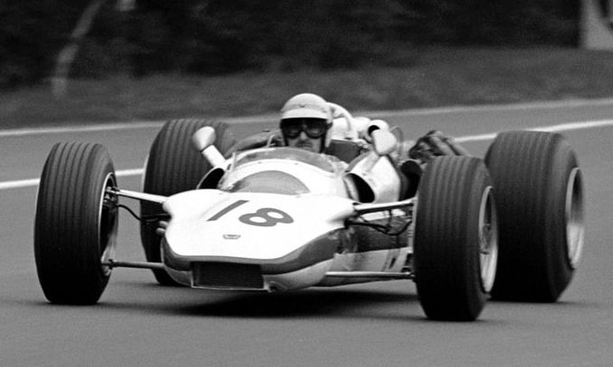 On lap 3, 40-year-old Jo Schlesser's Honda RA302 (pic) slid wide at the Six Frères corner & crashed into an earth bank. It caught fire & its full fuel tank ignited the car's magnesium-bodied chassis, leaving Schlesser with no chance of survival.  #RIP. But the race went on. (2/3)