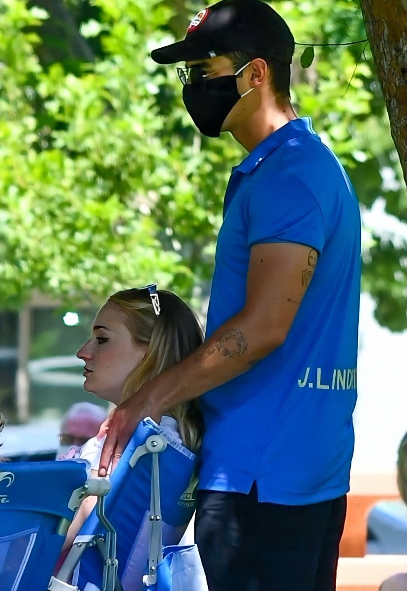 I love them. <a href="/joejonas/">J O E  J O N A S</a> #SophieTurner 😍😍