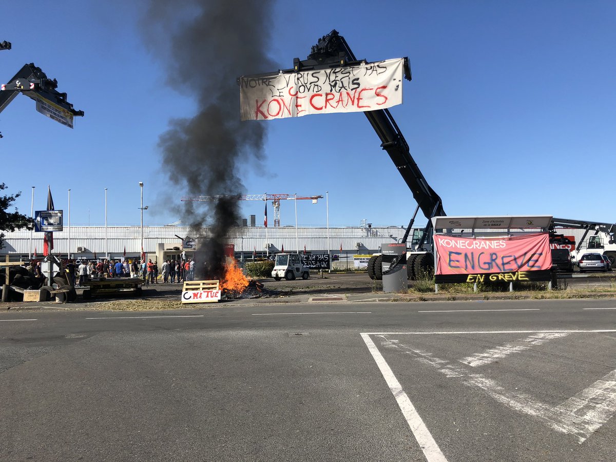 ArthurNys's tweet photo. Grève depuis hier matin, les salariés du site de @Konecranes manifestent contre la suppression de 115 postes sur un total de 142 sur le site de Saint-Vallier en @saoneetloire 
La situation sur place à midi dans le #JT1213 de @F3Bourgogne https://t.co/hFIjW7Fek5
