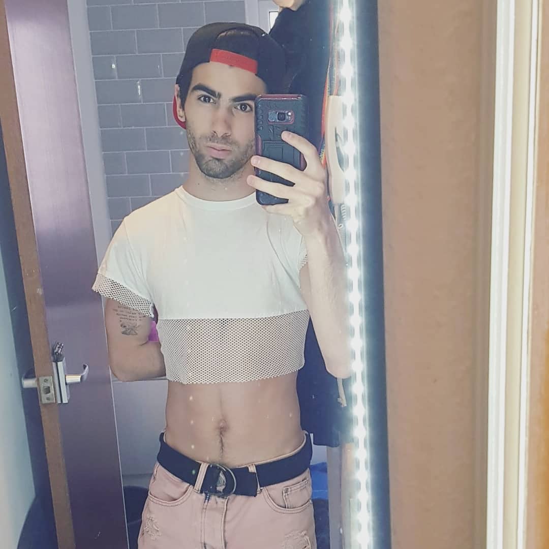 ScottieLewis97's tweet photo. I love this crop top 🖤🖤🖤#gay23  #GAY #taken #lgbt #gayuk #gayguy #tattoo #piercings #gaystudent #gayotter #littlemuscle #gaymen #gayhairy #croptop #MYC #selfie #gaywales https://t.co/gktUO7EQUM