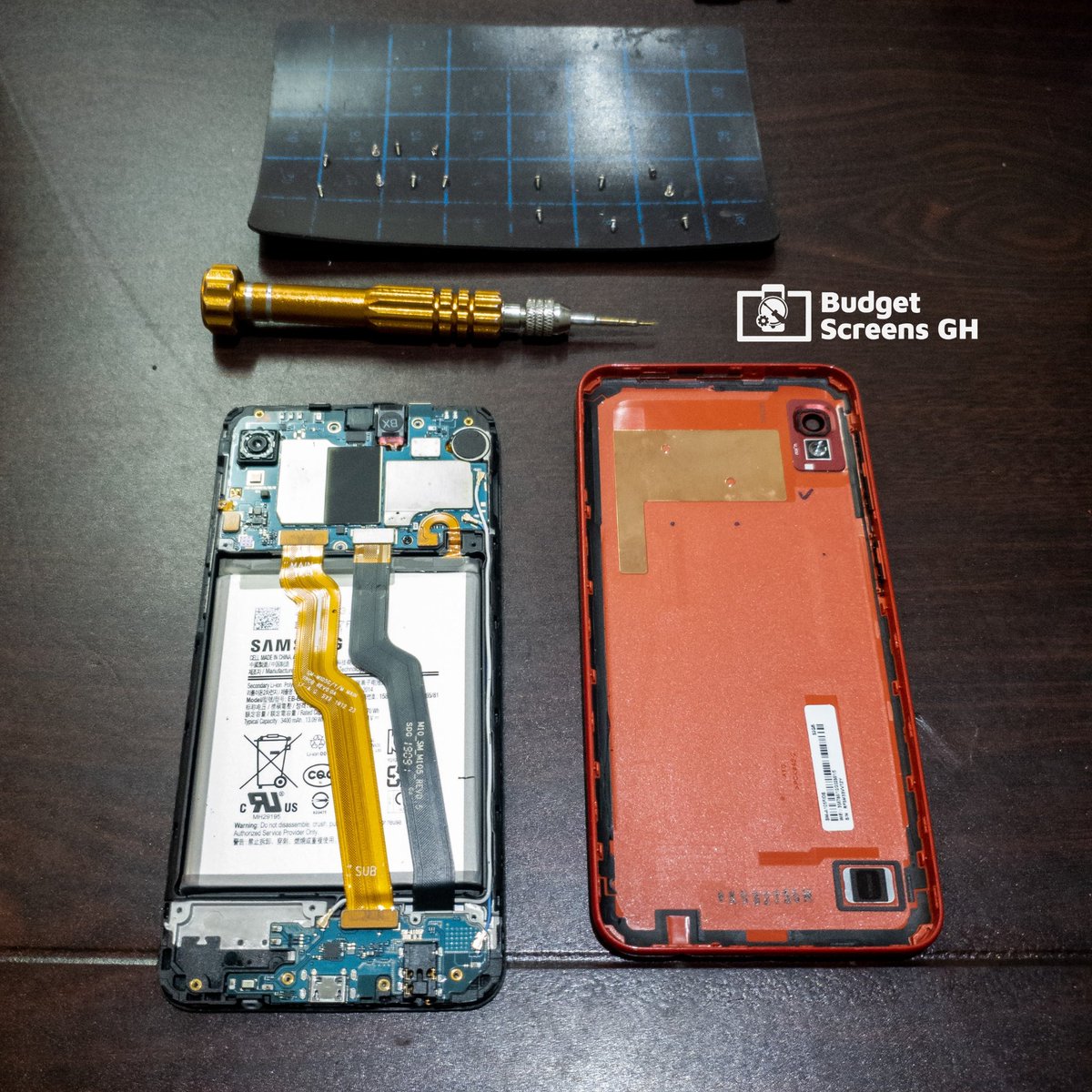 Gadgetphysician's tweet photo. Cracked screen in Accra?? We come to your location with the replacement part, and fix your phone right at your location, in minutes!!
.
.
Shoot us a DM or call : 0546988764 https://t.co/9WsOPbfpsM