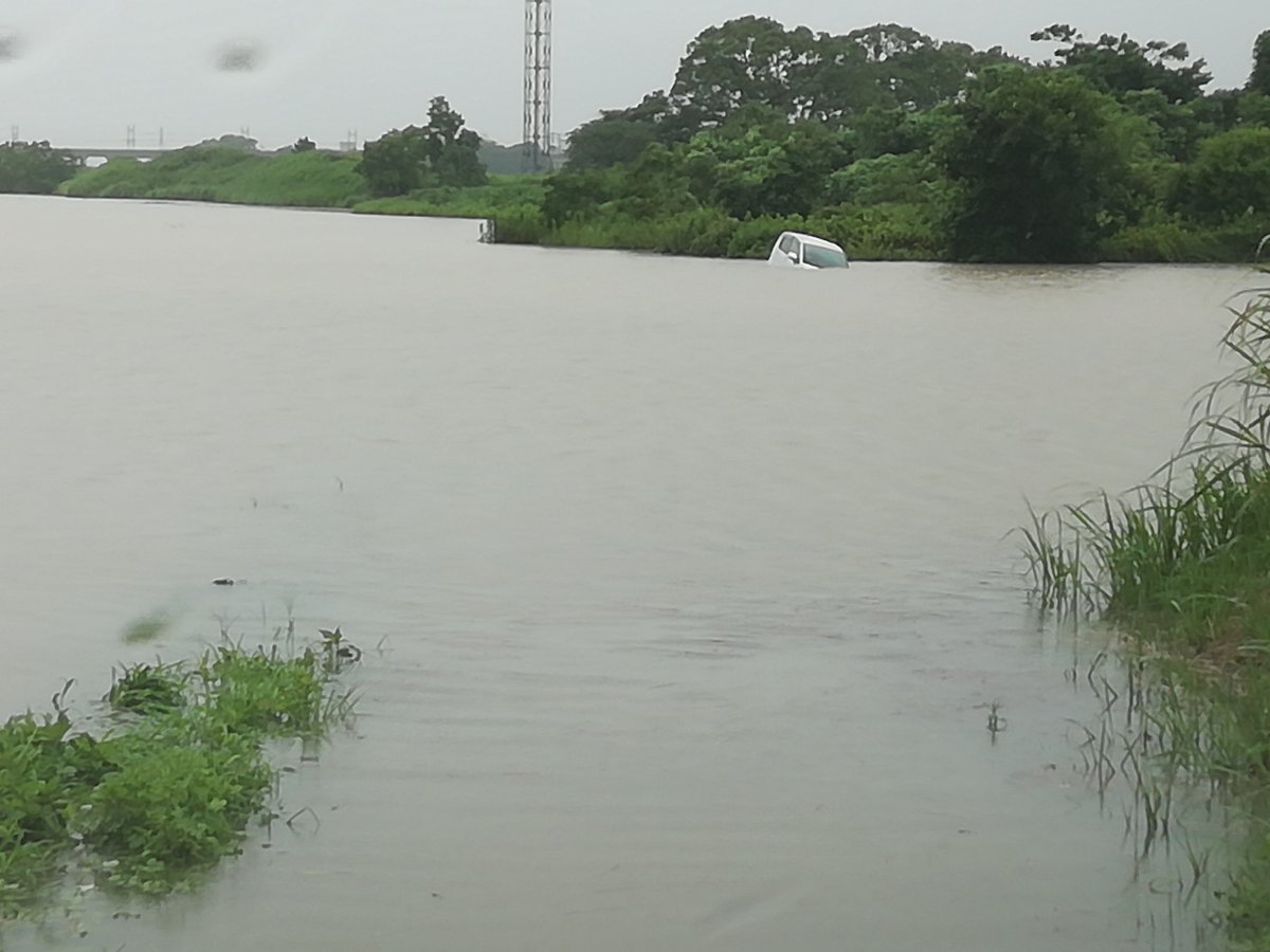 haisin_binary's tweet image. ここは田んぼのはずなんだが...
車が流されてた😥

身近でこういうことが起こると
流石に怖い…

皆さんもお気をつけて。