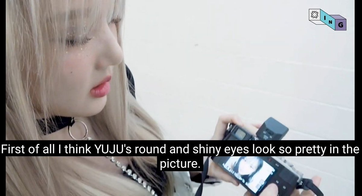 thvaria's tweet photo. A pretty girl whipped for another pretty girl this is gfriend culture 😂😭 @GFRDofficial #2000DaysWithGFRIEND https://t.co/IypgdZydAr