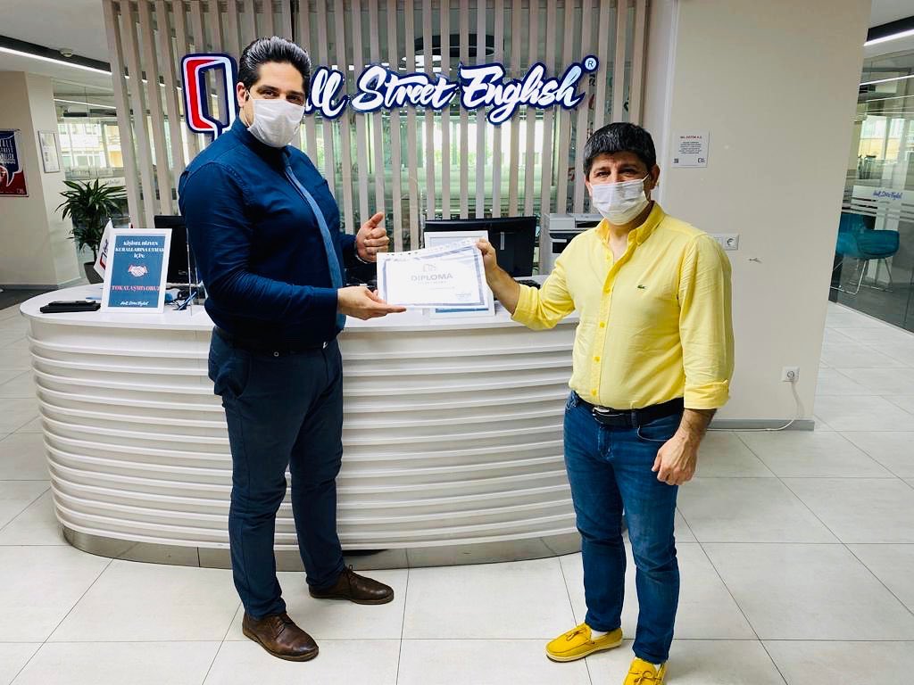 Şişli ve Bakırköy şube öğrencilerimizden Melis Dinçol, Selen Eyüboğlu ve Necdet Derici 20. seviyemizi de bitirerek mezun oldu. Öğrencilerimizi tebrik ediyoruz! 🥳😊
#level20celebration #graduation #wallstreetenglish