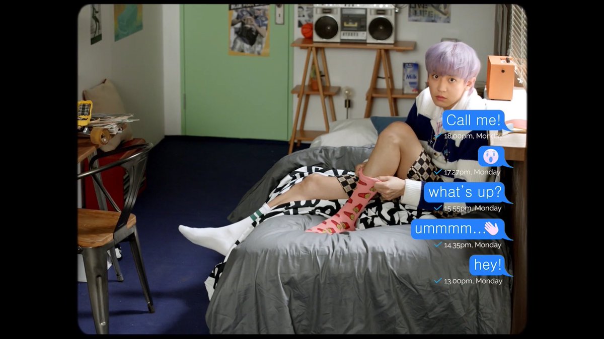 hppyvirus01's tweet photo. พิชานยอลน่ารักมากรอข้อความแบบทำหมดทุกอย่างแล้ว กินซีเรียล ใส่ถุงเท้า กินโค้ก ซ่อมของ แต่ก็ยังไม่มีข้อความ🤪 #EXO_SC #TelephoneMV https://t.co/N54RfTkoCN