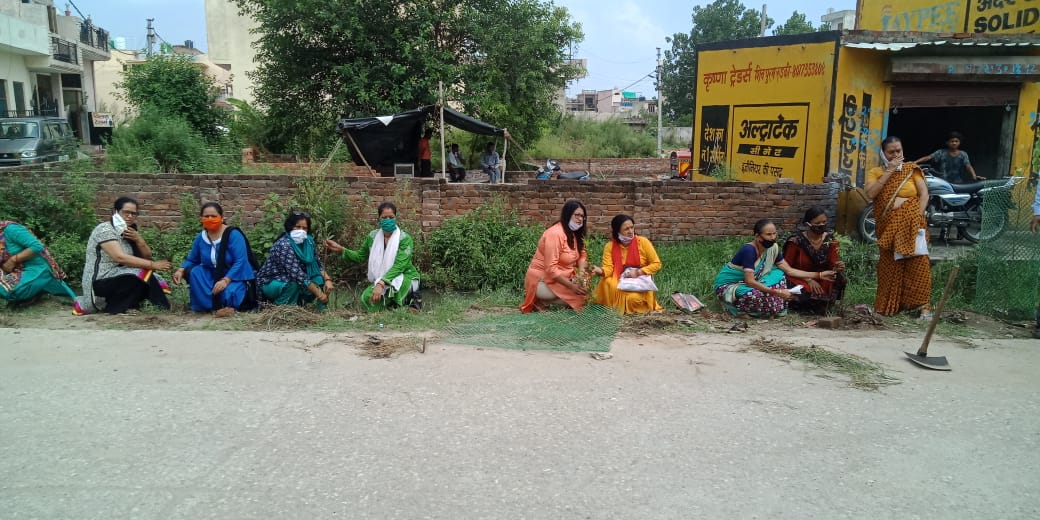 ENVIRONFOUNDAT1's tweet photo. Environ Pratibha with her team planting saplings .
#EnvironFoundatiin #PlantTree https://t.co/Me9KzZN6VO