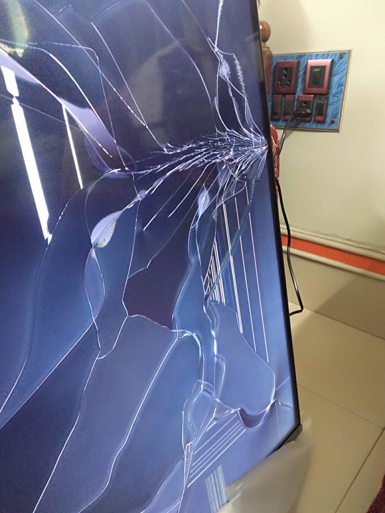 PS__tweets's tweet image. I got a broken VUtv delivered on 23/07 It&apos;s been 10 days with multiple email to @TataCLiQCare and mgmnt team but with no response.This is my first and last purchase from @TataCLiQ ,I encourage all to never buy from them. replace my TV @vikaspurohit  @dharmarajan_k @TataCompanies