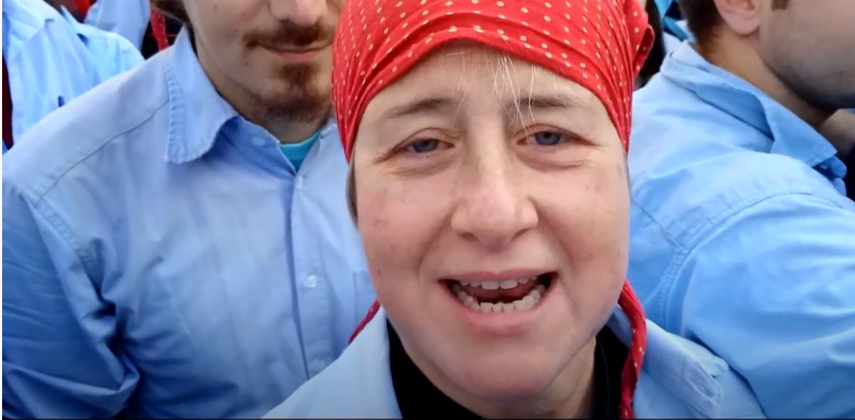 La mirada d'avui la dedicarem a les crosses, peça essencial d'un castell. Fixeu-vos com es estar en aquesta posició gràcies a la Pili, crossa d'un 3d6 dels @bandarres !!!

youtu.be/Y8KAKIveCcQ