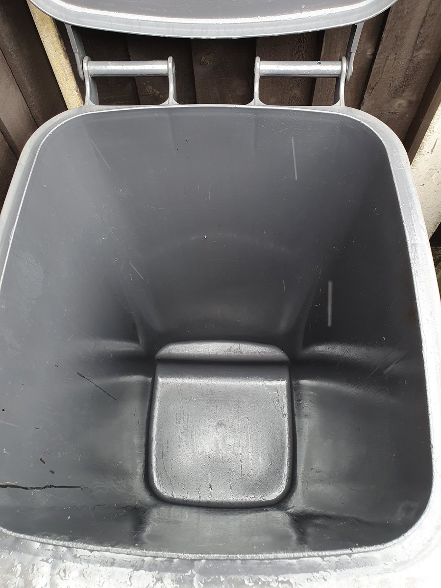 Prestonphonebox's tweet image. Thought I&apos;d treat my bin to a 22nd birthday surprise a wheely good clean  @GreenCleenLtd #Preston and what a great job they have done, cleaned and fragranced . Check the top of your black bin to see how old it is &amp;amp; whether it deserves a nice treat . #inanimateobjects deserve love