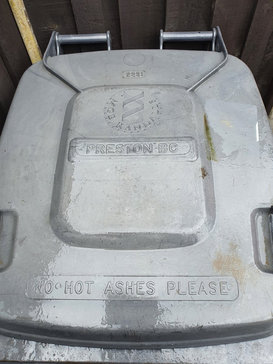 Prestonphonebox's tweet image. Thought I&apos;d treat my bin to a 22nd birthday surprise a wheely good clean  @GreenCleenLtd #Preston and what a great job they have done, cleaned and fragranced . Check the top of your black bin to see how old it is &amp;amp; whether it deserves a nice treat . #inanimateobjects deserve love