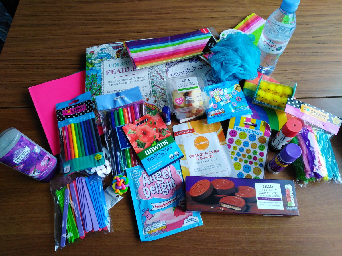 In <a href="/TheSnaithSchool/">TheSnaithSchool</a> making SMASH self care boxes with young people. Talking about how they can look after themselves and maintain positive mental health. 🌈 <a href="/SMASH42300100/">SMASH</a> #whatwouldbeinyours?