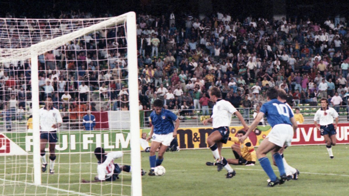 luigi85ferrara's tweet image. La partita è anche divertente ma solo nel finale arrivano i gol. Prima Robertino Baggio ruba palla al vecchio Shilton che lo atterra, Schillaci si avventa sulla sfera, tunnel a Walker dribbling Shilton e appoggia a Roby che elude il recupero di Parker e insacca.
#italia90