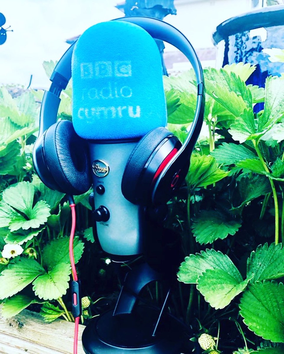 Bore perffeth ar Bore Cothi! Trafod SIOCLED a Chymanfa Fawr <a href="/BBCRadioCymru/">Radio Cymru</a> 😂👍Cwmni Mari Lovegreen a hanes #paradocsmaguplant Wyn James ag hanes rhedeg busness yn Singapore a codi arian at elusen Latch ag Elin <a href="/Bantalacart/">Deli Bant a la Cart</a> yn toddi mewn Siocled! Dim ond eich cwmni CHI sy angen😘