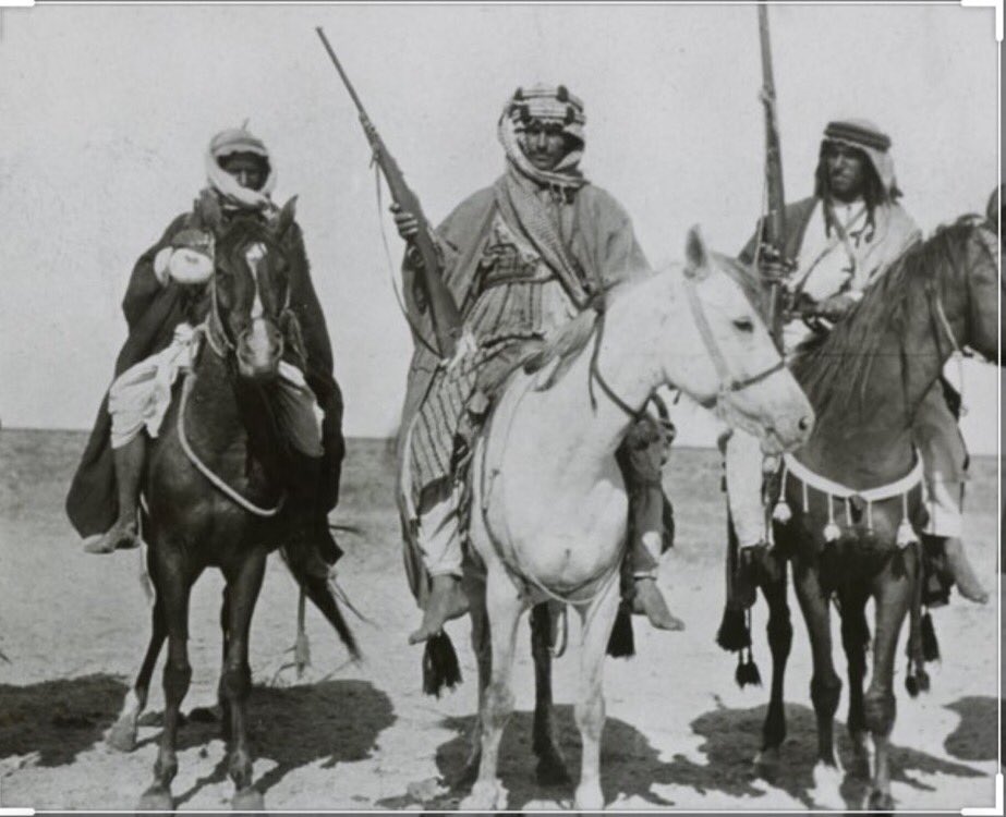 شيوخ من شمـر

الشـيخ / ضاري ابن برغش ابن فارس الطواله
 يتوسط ربعه .. رحمـه الله 

والفارس اللي ارعب الجوف طاريه
الشيـخ اخـو صلفا زعيم الطنايا
ماخـاب منهـو يلزمه وينتخي فيه
القائـد المغـوار ستــر الصبايا