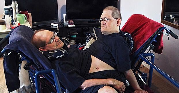 2014 yılında Guinness Rekorlar Kitabı'na giren dünyanın en yaşlı yapışık ikizleri Donnie ve Ronnie Galyon 68 yaşında yaşamını yitirdi.
#Twins
#İkizler