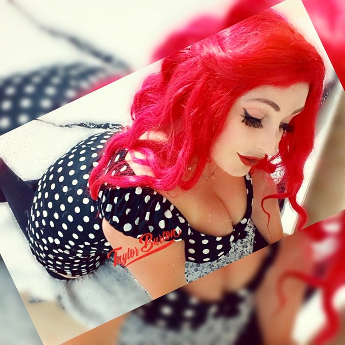 Urlaubspläne dieses Jahr? Ich bleibe lieber zu Hause 
#taylorburton #curvy #rockabella #polkadots #vintage