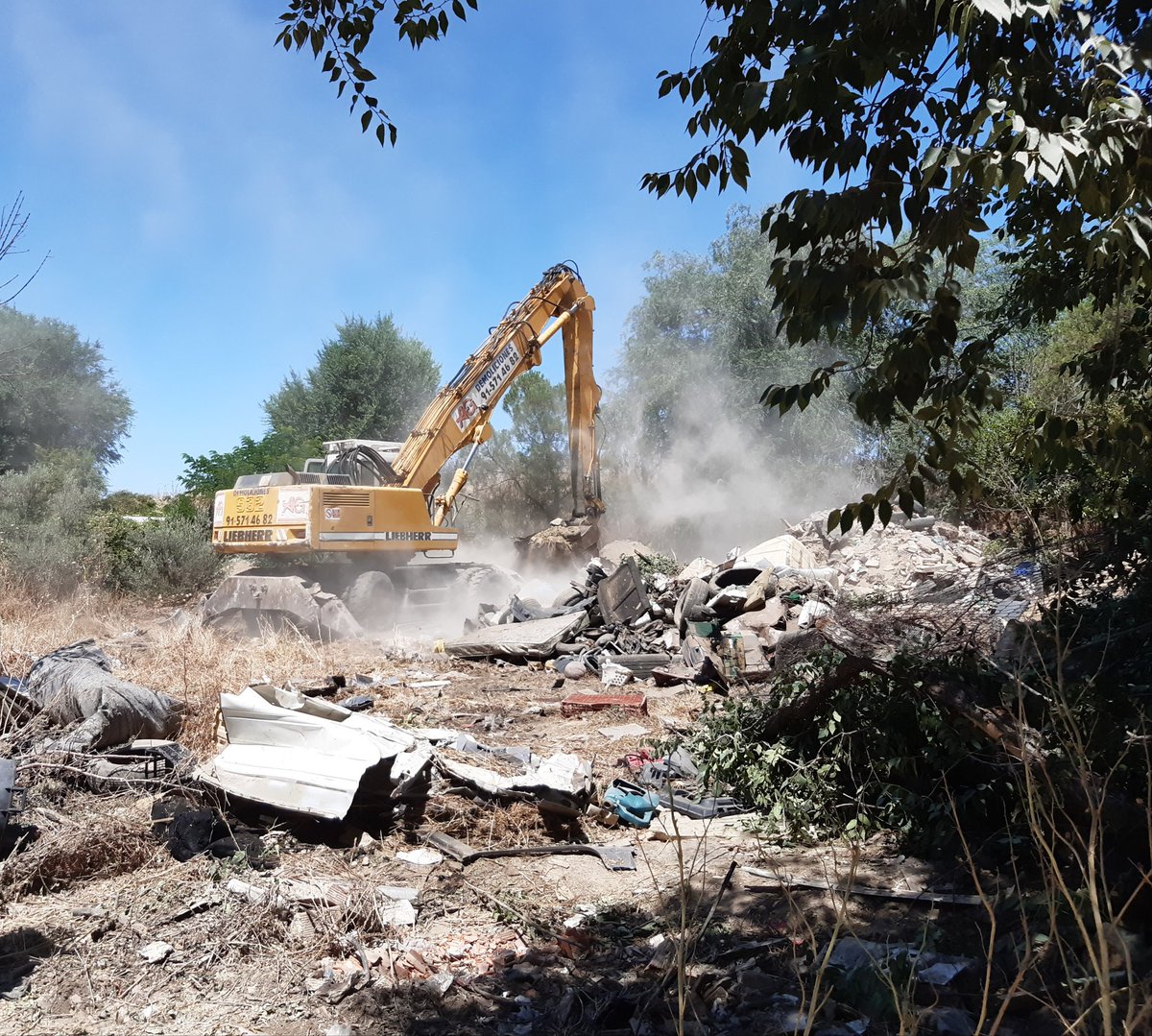 CanadaRealCM's tweet photo. 🚧 Continuamos ejecutando nuestro Acuerdo Marco para la recuperación, limpieza y vallado de parcelas en #CañadaReal, en  cumplimento del 📖 Pacto Regional. ¡Avanzamos! 🚀 https://t.co/AqZschFSwN