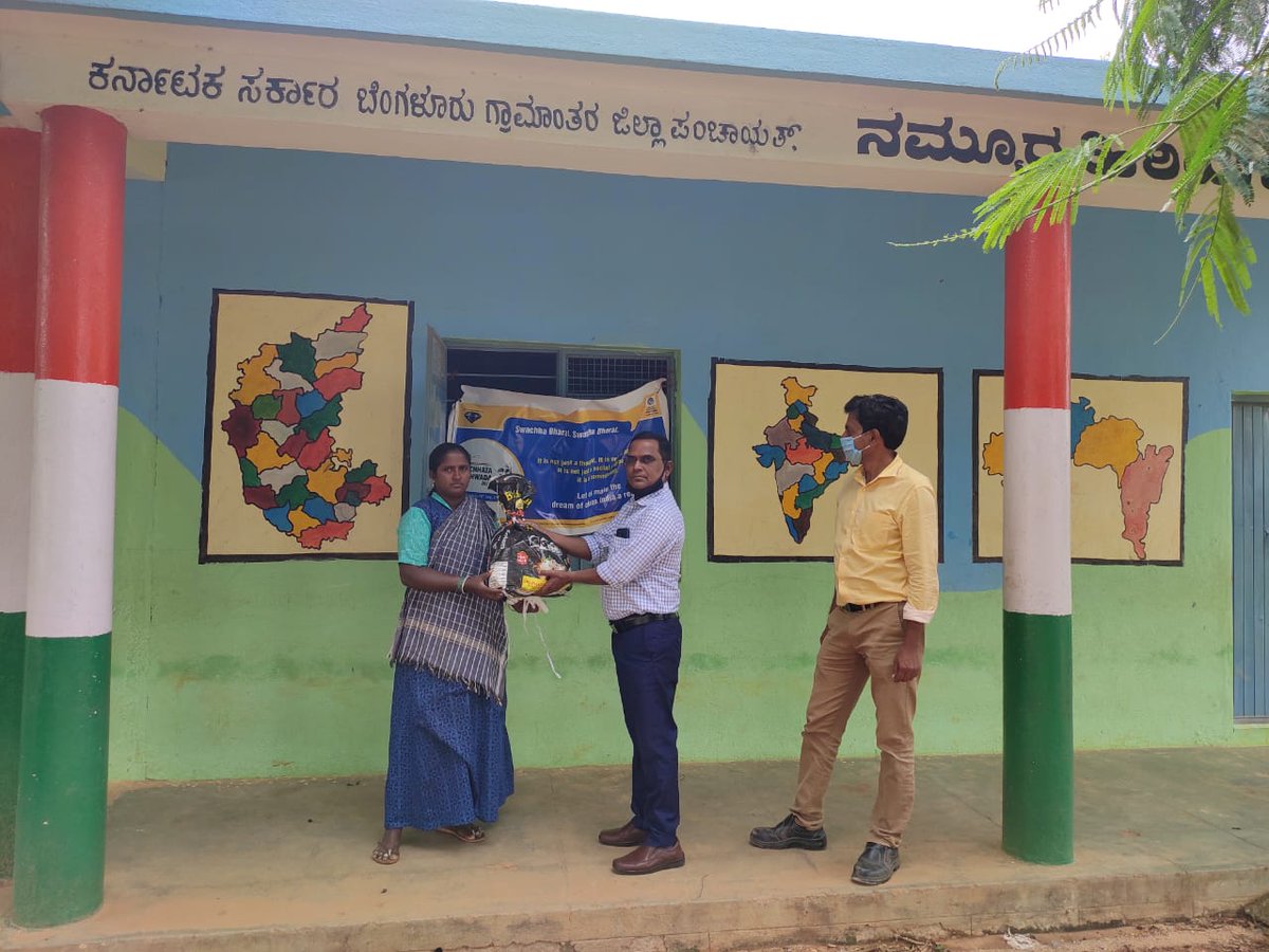 retail_bpcl's tweet photo. Swatchh Bharat Mission gets strengthened when grass root workers are recognised &amp; important members are enrolled &amp; made flag bearers.Our Installation felicitated sanitary workers of nearyby village &amp; saplings were planted at the hands of Gram Panchayat member at our Installation. https://t.co/sIpFPTCngs