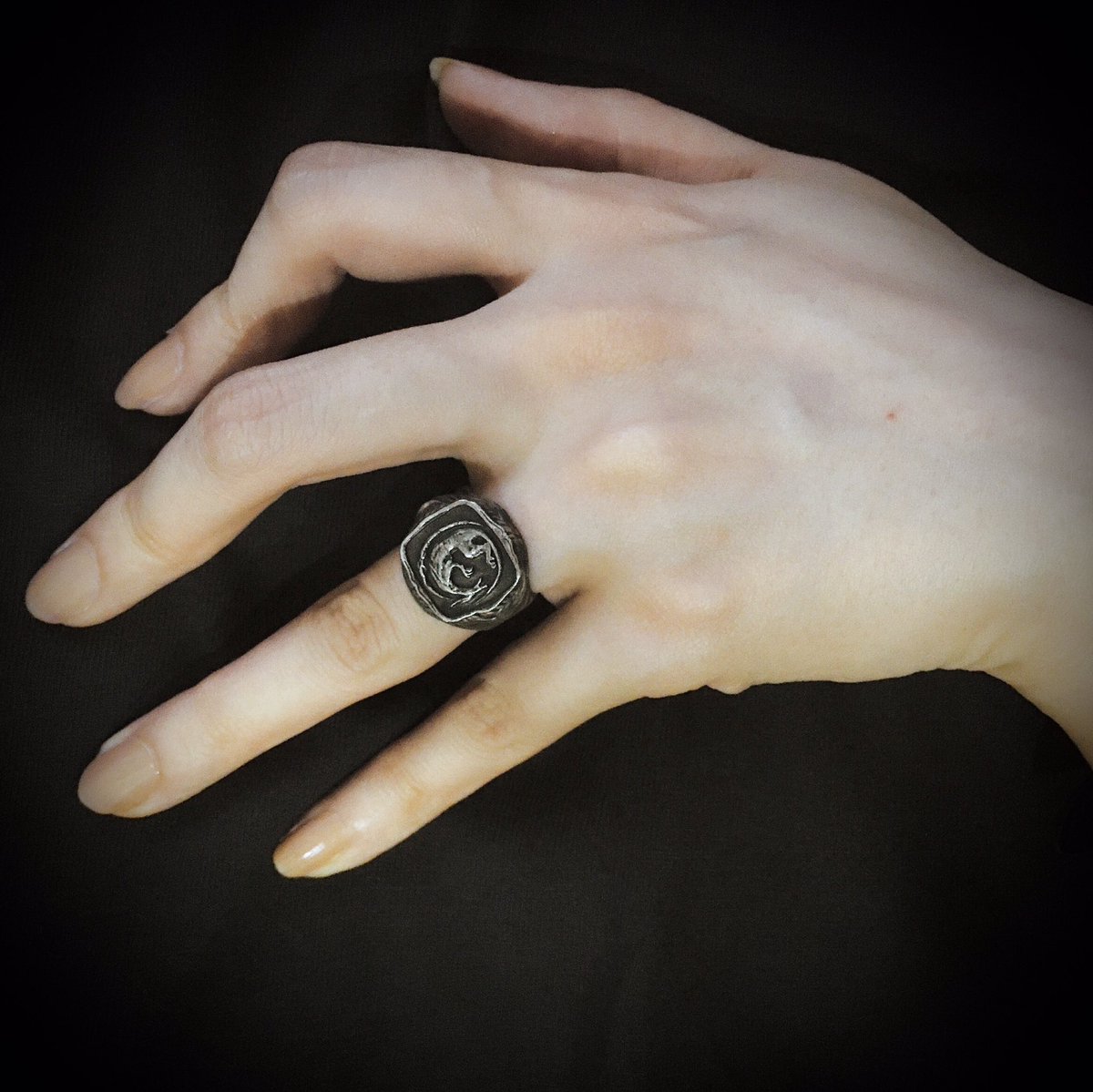 Torch Torch ダークソウル Torch Torch リングコレクション 静かに眠る竜印の指輪 の発売が来月と近付いてまいりました 現在 予約を受け付けております どうぞ この妖しくも美しいこの指輪とともに 静かなひと時を Darksouls Torchtorch