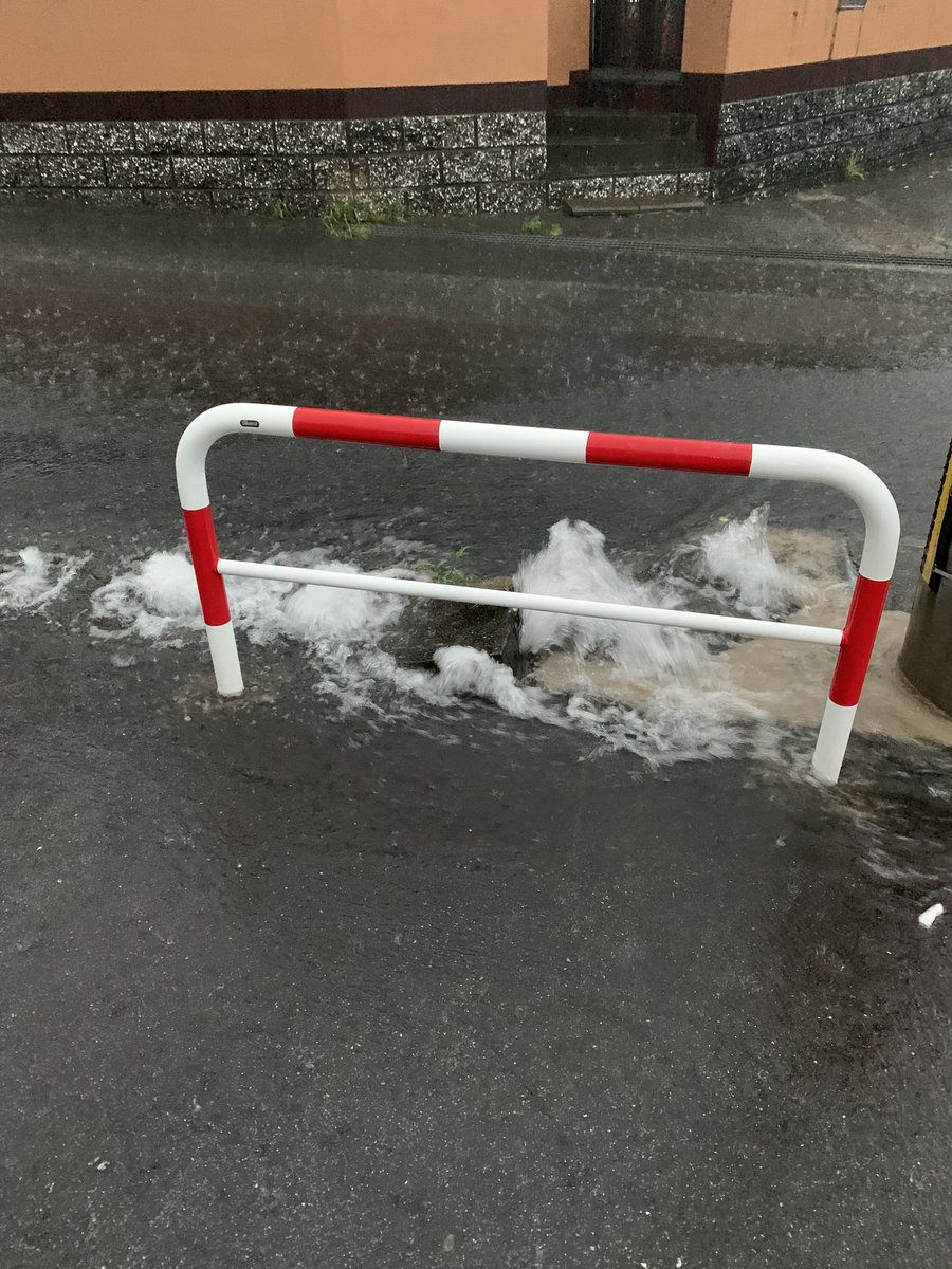 kkke511's tweet photo. また雨脚強くなって2.30分でこう。また冠水しそうでは🙄 https://t.co/qdHvxNYZN0