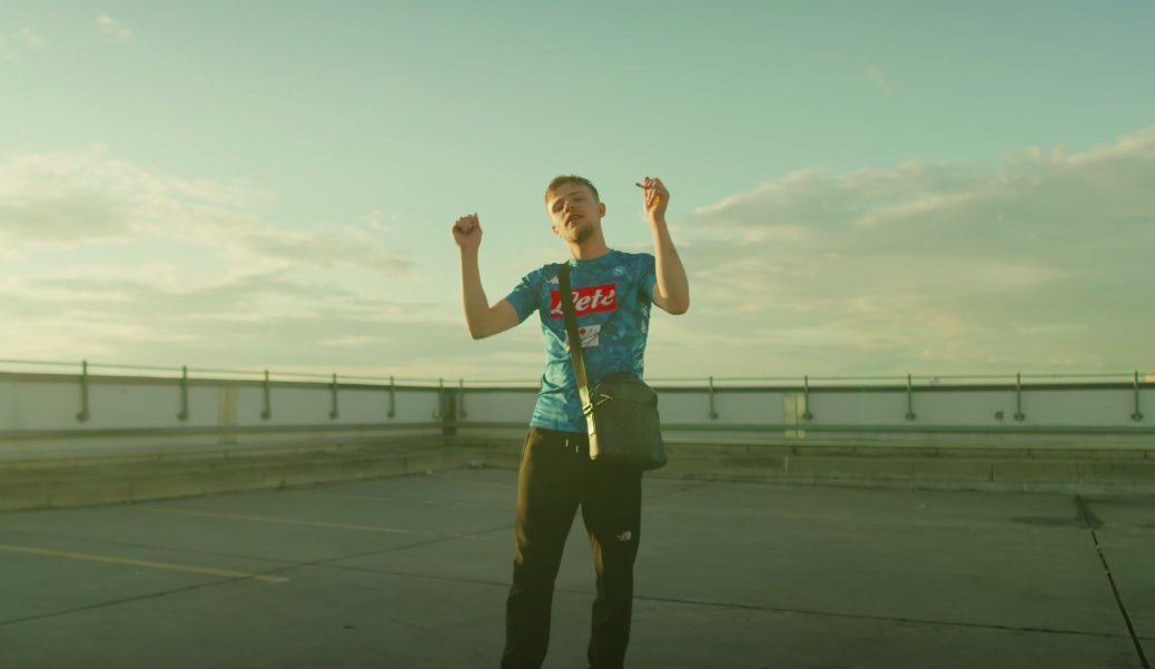 Lesram rentre dans la partie avec le clip de "Red dead".

🎮 PAROLES : genius.com/Lesram-red-dea…