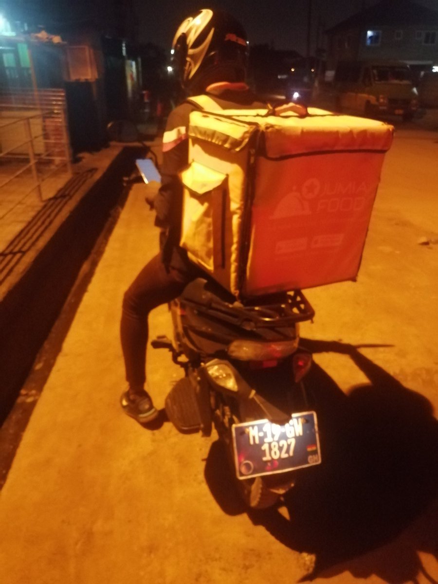 PearlynB's tweet photo. I was out for my evening walk last night when I bumped into this @Jumiafoodghana rider. I said hi and gave him a socially distant smile. Razak was delivering a customer's order from the #Jumiafoodfest. Tons of deals and free delivery on selected restaurants. Don't slack. https://t.co/JRGpGOG214