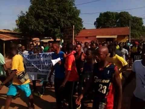 DeUfdg's tweet photo. Comme on l'avait annoncé la jeunesse de #kankan sont déjà dans la rue ce #mardi matin.
Pour réclamer l'électrification de la #haute Guinée.
@LePointAfrique @Observateurs @RFIAfrique @Le_Figaro @le_Parisien @Mediapart @CarolValade @AppelsActu @GouvGN @EmmanuelMacron @ledjely https://t.co/KflVFlvPZh
