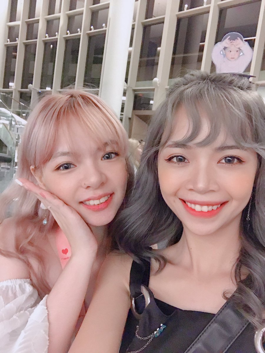 UMe_vn's tweet photo. 7/7/2019      Vs.      7/7/2020
Singapore               Hanoi

Meet up with my favorite Baeby to celebrate 진영이's 1 year #Baejinyoung #IMYOUNGinSG 🥰🥰 #Wannable #FIX https://t.co/qHlwQOY5U7