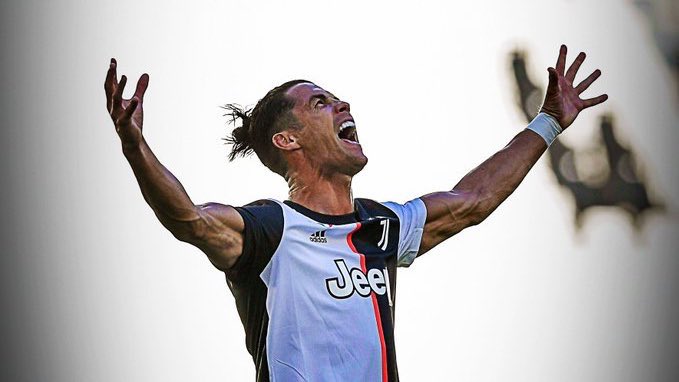 talkSPORT's tweet image. At Age 35:⠀

• Zidane was retired⠀
• Ronaldo was retired
• Kaká was retired
• Ronaldinho had no team
• Xavi played for Al Sadd
• Henry played for New York RB
• Pelé played for NY Cosmos

• Cristiano has scored 25 goals in 26 games for Juventus in Serie A. 👏