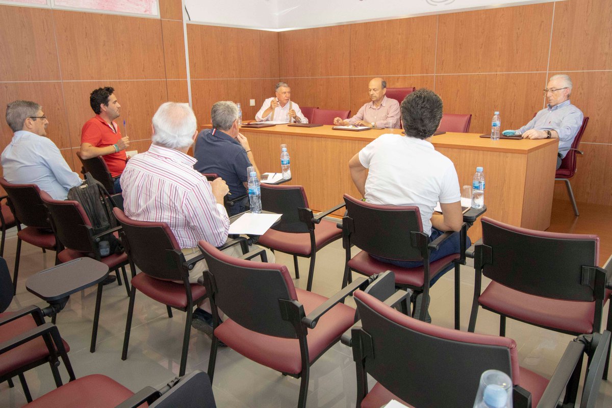 TunelSanSilves's tweet photo. Hemos mantenido un encuentro con la nueva directiva de la @RegadiosCondado, en el que hemos analizado todas las novedades de las últimas semanas en torno al #DesdobleTúnelSanSilvestre.

➡️ https://t.co/732o7G3dM2 https://t.co/hNN85UqjnQ