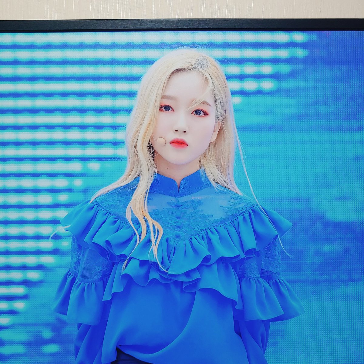poiuasdfmnbvcx's tweet photo. 부꾸기 콘테스트 상품 액자 와써욤 😘✨ 올여름 에어컨 필요없다 공주 액자 하나면 이곳이 얼음성 🌬🏔 집 현관에 등이 없어서 고원 액자 붙여놨더니 자체발광으로 환해졌다네요 이제 핸드폰 후레쉬 켜고 다닐 일 없어짐 😏✨ 예쁜 액자 감사합니다 😝💛 천년만년 이달소 해 @eden_exhibition https://t.co/eQXsZezI1a