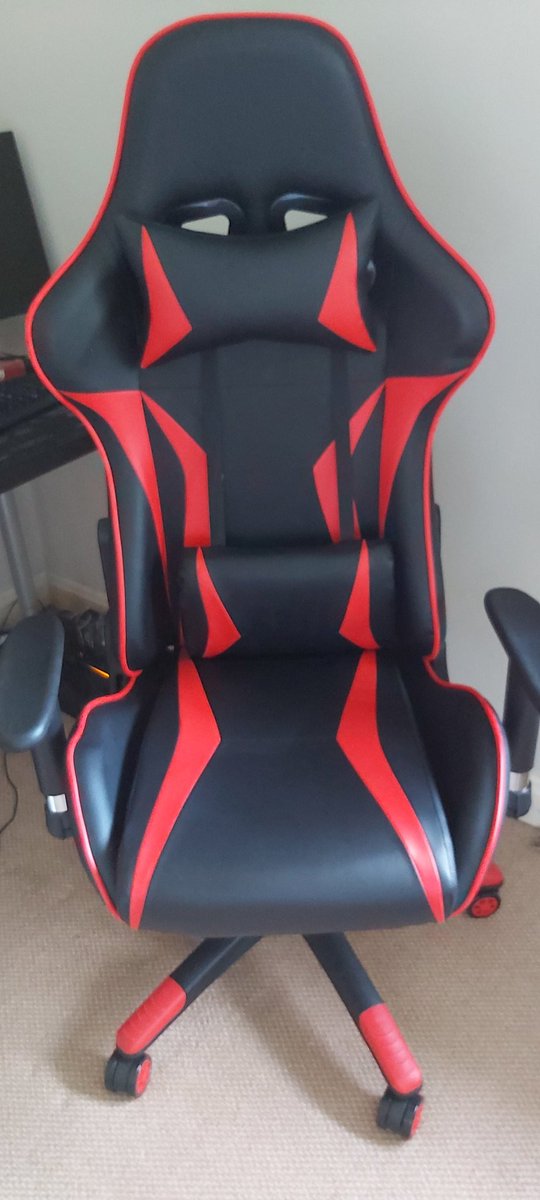 Roboticorca1's tweet photo. Finally got myself a new chair, the comfort is unreal and no more of my butt going numb haha https://t.co/7JhphocBSv