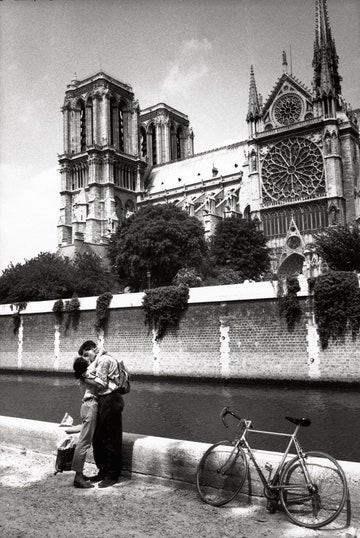 CultivalParis's tweet photo. Deux amoureux devant Notre-Dame de Paris dans les années 50 💞🕰

© Pierre MICHAUD

#oldparis #retroparis #vintage #NotreDame https://t.co/PZdHKcHLPI