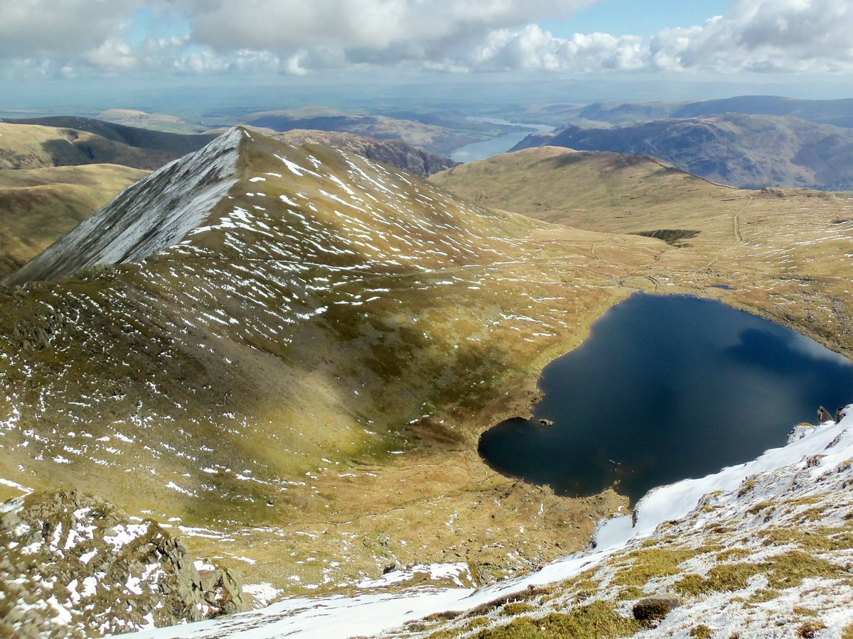 StanLeigh18's tweet photo. #Wainwrights in height order - #Helvellyn #EasternFells - 3118 ft, 212th on the list.

#Catstycam #RedTarn #Ullswater from the summit
- Bait time at the shelter
- 2 summit views 15/04/2012

Tomorrow and Thursday - off to the Southern Fells to complete the journey👍 https://t.co/bV0S3t6NUL