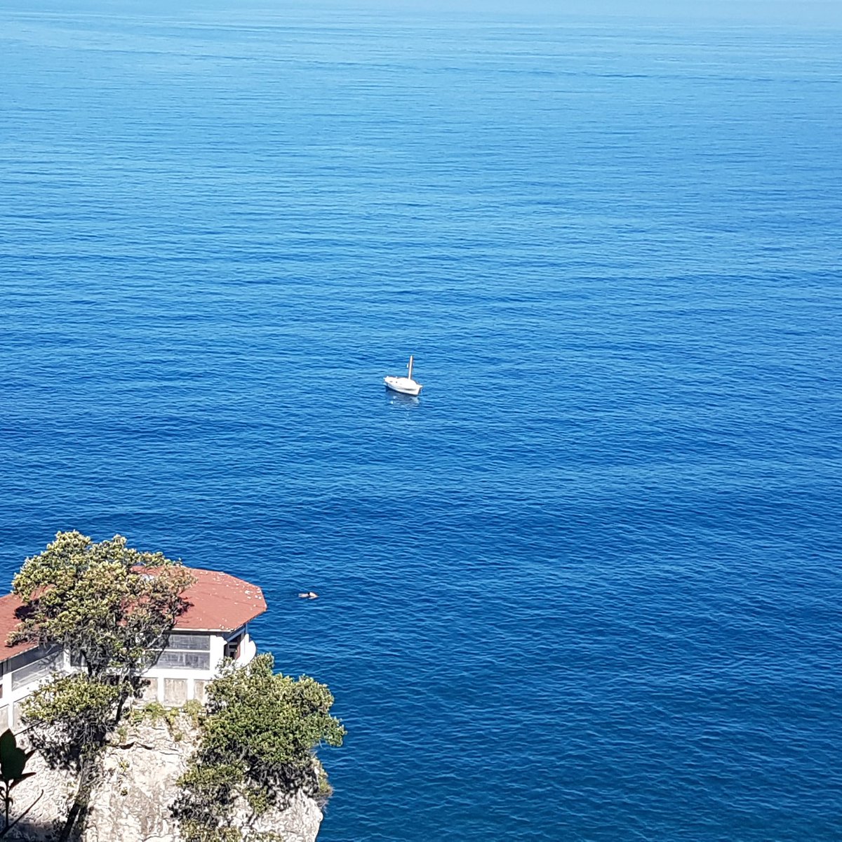 nandofnt's tweet photo. Nella veranda a leggere, nel mare a sguazzare, in barca a farsi cullare dalle onde... difficile dire la migliore. Un po', un po' e un po' si potrebbe fare? Meglio tornare a camminare 🚶‍♂️😊🏖 https://t.co/hLfnBDexCO