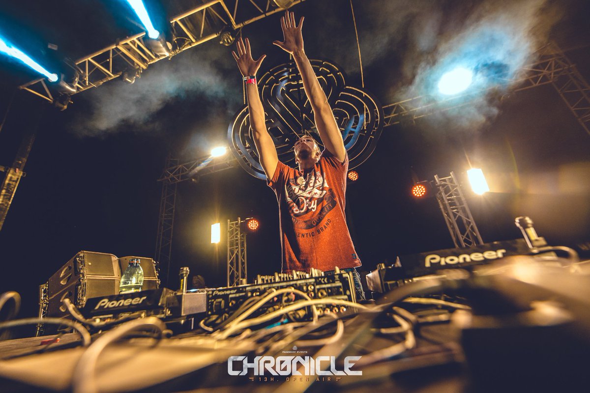 PandemicEvents_'s tweet photo. Put your hands up if you want to retourner en festival ✋✋ https://t.co/XbhFL15vBU
