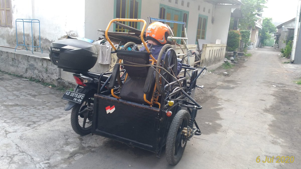 Salah satu cara membawakan kursi rodanya klien <a href="/ucpruk/">UCPRUK</a> dengan motor roda tiga, kursi rodanya tidak bisa dilipat. #paraplegic #accessibletransportation #transport