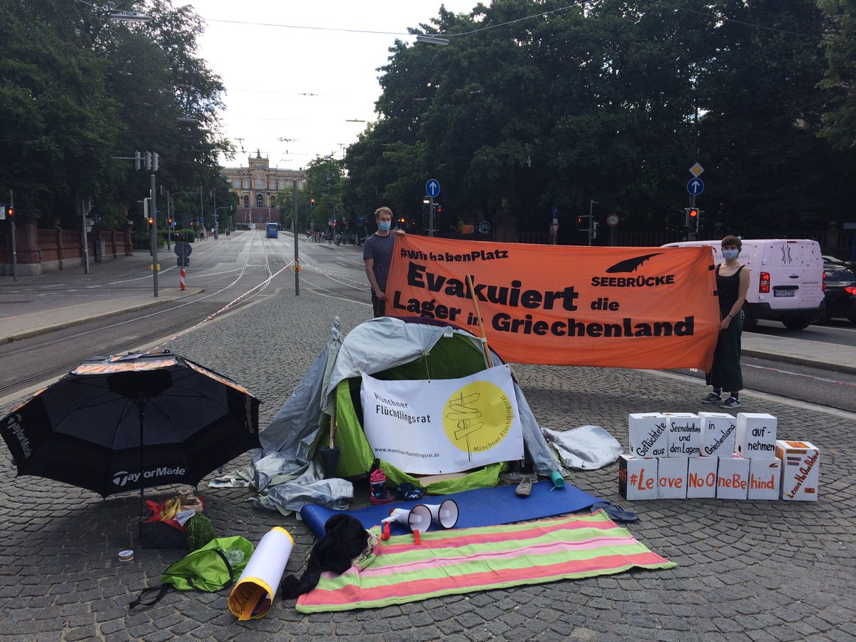 mfr_info's tweet photo. Wir sind seit 10 Uhr hier vor dem @Landtag_Bayern um die Aufnahme von Geflüchteten aus den griechischen Lagern zu fordern. Morgen wird im Landtag über ein bayerisches Landesaufnahmeprogramm abgestimmt #LeaveNoOneBehind https://t.co/ZYDbp71Jdk