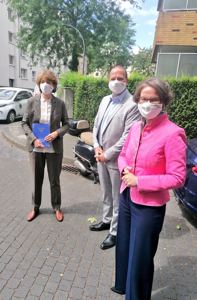 EnergiesprongDE's tweet photo. Gleich geht's los! Offizieller Startschuss für die #Energiesprong - Sanierung eines Hauses der #WGaV mit @HenrietteReker #Koeln, Thomas Meißner #WGAV und Ina Scharrenbach @MHKBG_NRW @dena_news @INTERREG_NWE @GdWWohnen @BMWi_Bund https://t.co/V3UB9VDvnn