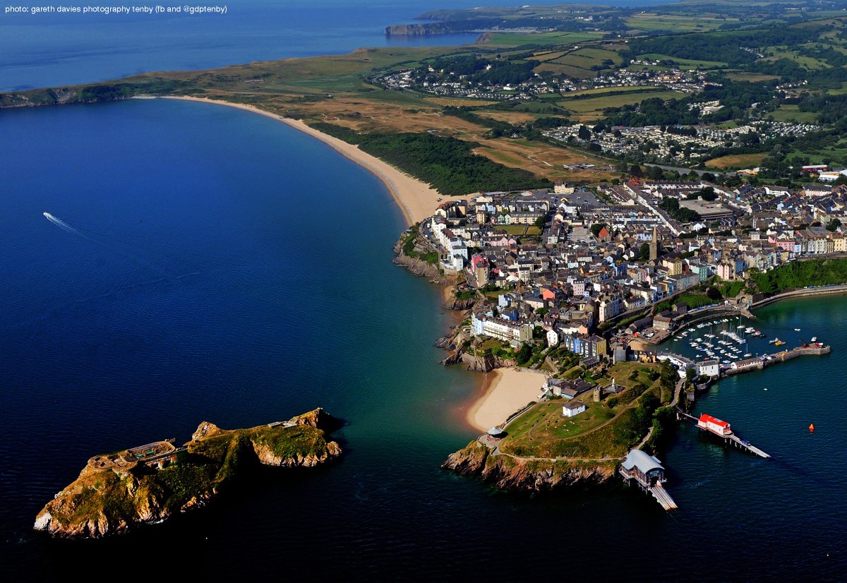 above our town of fish
and people wine and bread
beer and sand
smiles and tales
about whales or wales
in our time of caution and safety
...i hear playing from below gruff's set fire to the stars
*Tenby
@TenbyOfficial <a href="/ItsYourWales/">It's Your Wales</a> <a href="/Ruth_ITV/">Ruth_TV</a> <a href="/ThePhotoHour/">#ThePhotoHour</a>
